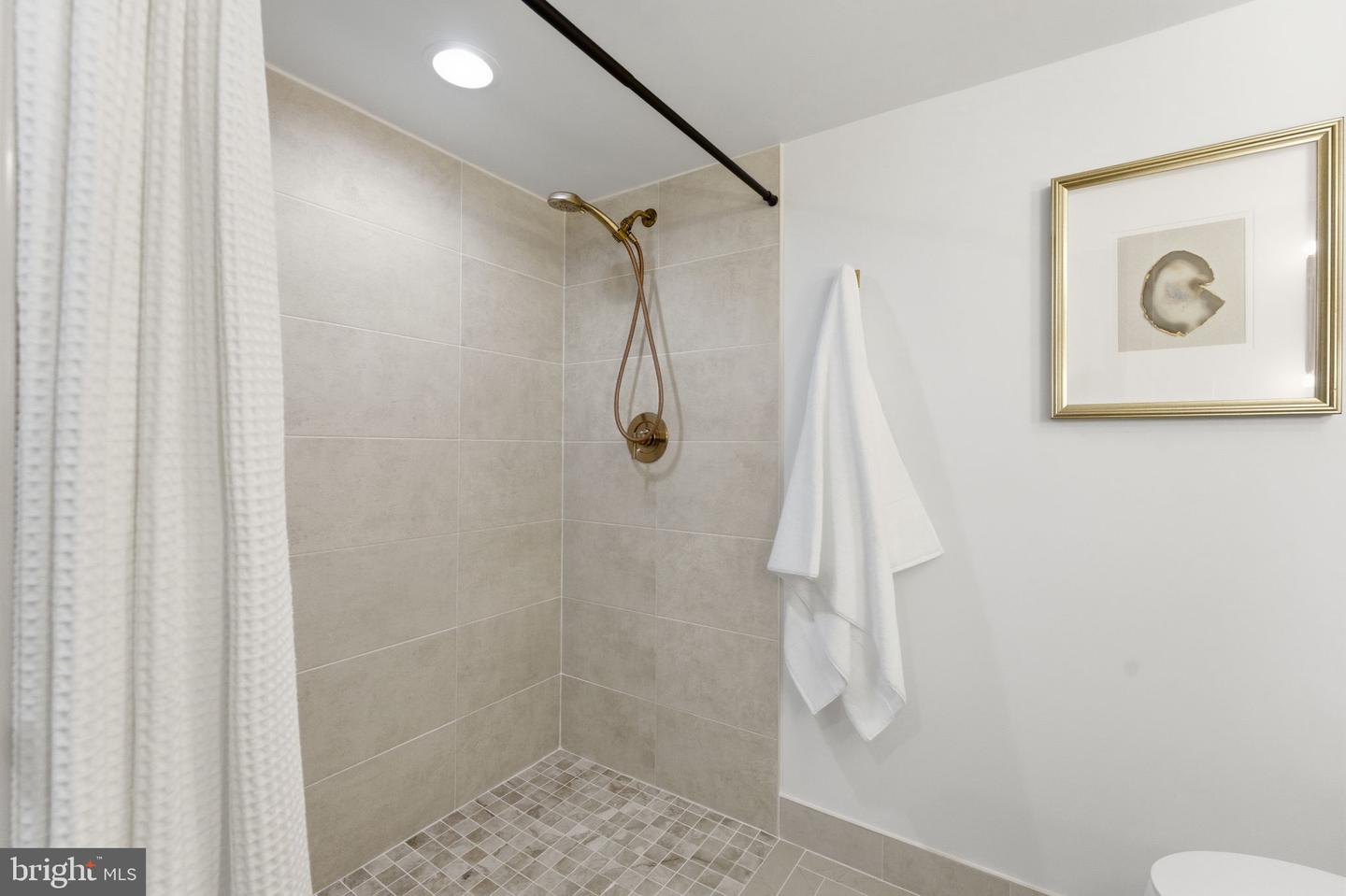 8615 KERRY LN, SPRINGFIELD, Virginia 22152, 4 Bedrooms Bedrooms, ,3 BathroomsBathrooms,Residential,For sale,8615 KERRY LN,VAFX2290438 MLS # VAFX2290438