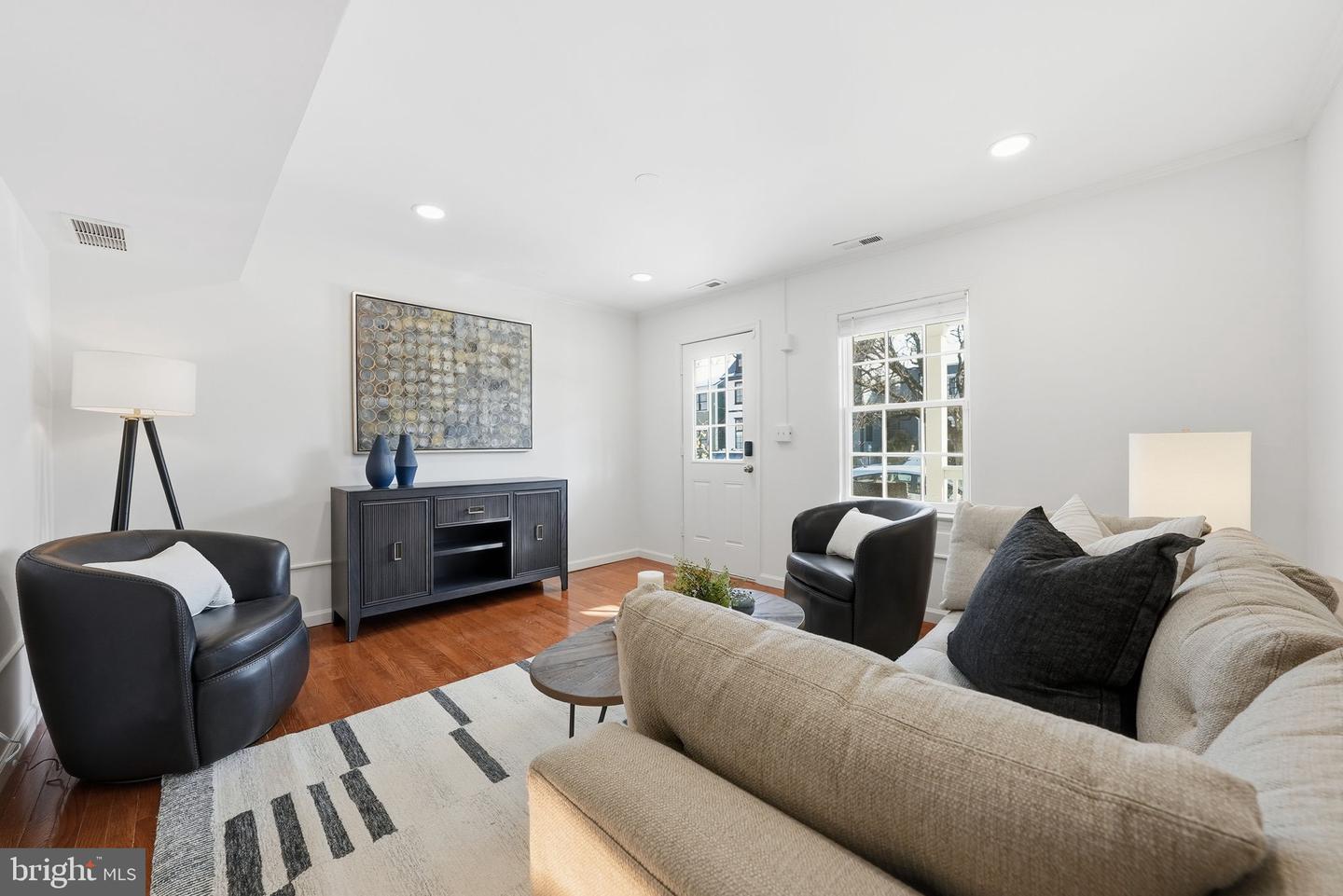 602 N ALFRED ST, ALEXANDRIA, Virginia 22314, 2 Bedrooms Bedrooms, ,2 BathroomsBathrooms,Residential,For sale,602 N ALFRED ST,VAAX2053760 MLS # VAAX2053760