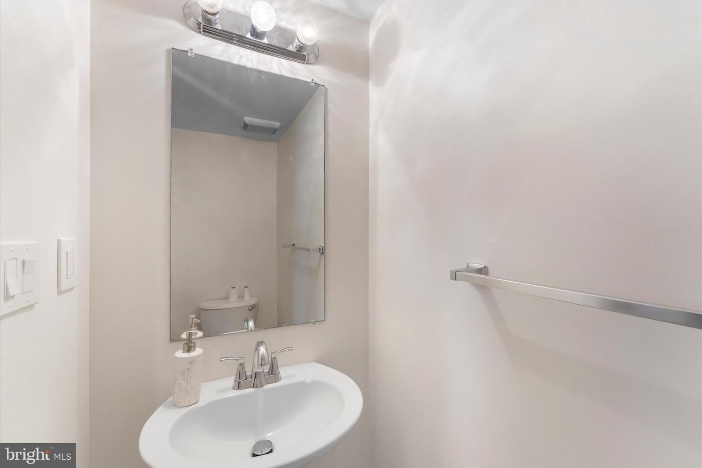 1527 K ST SE, WASHINGTON, District Of Columbia 20003, 2 Bedrooms Bedrooms, ,1 BathroomBathrooms,Residential,For sale,1527 K ST SE,DCDC2245656 MLS # DCDC2245656