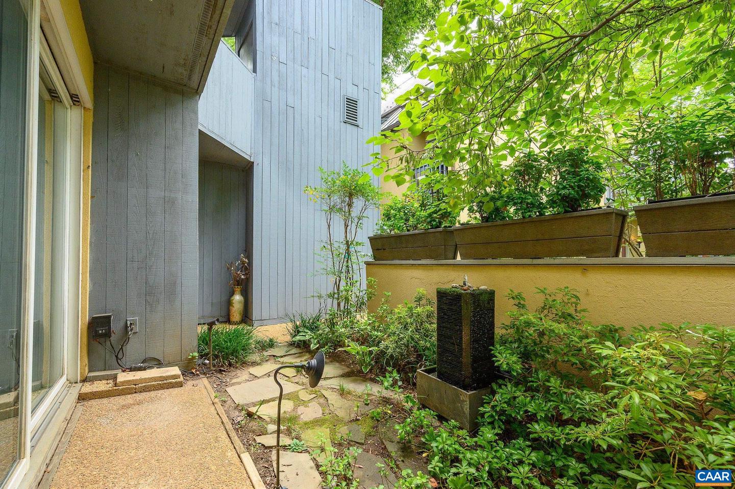 207 NW 2ND ST #D, CHARLOTTESVILLE, Virginia 22902, 2 Bedrooms Bedrooms, ,1 BathroomBathrooms,Residential,For sale,207 NW 2ND ST #D,672977 MLS # 672977