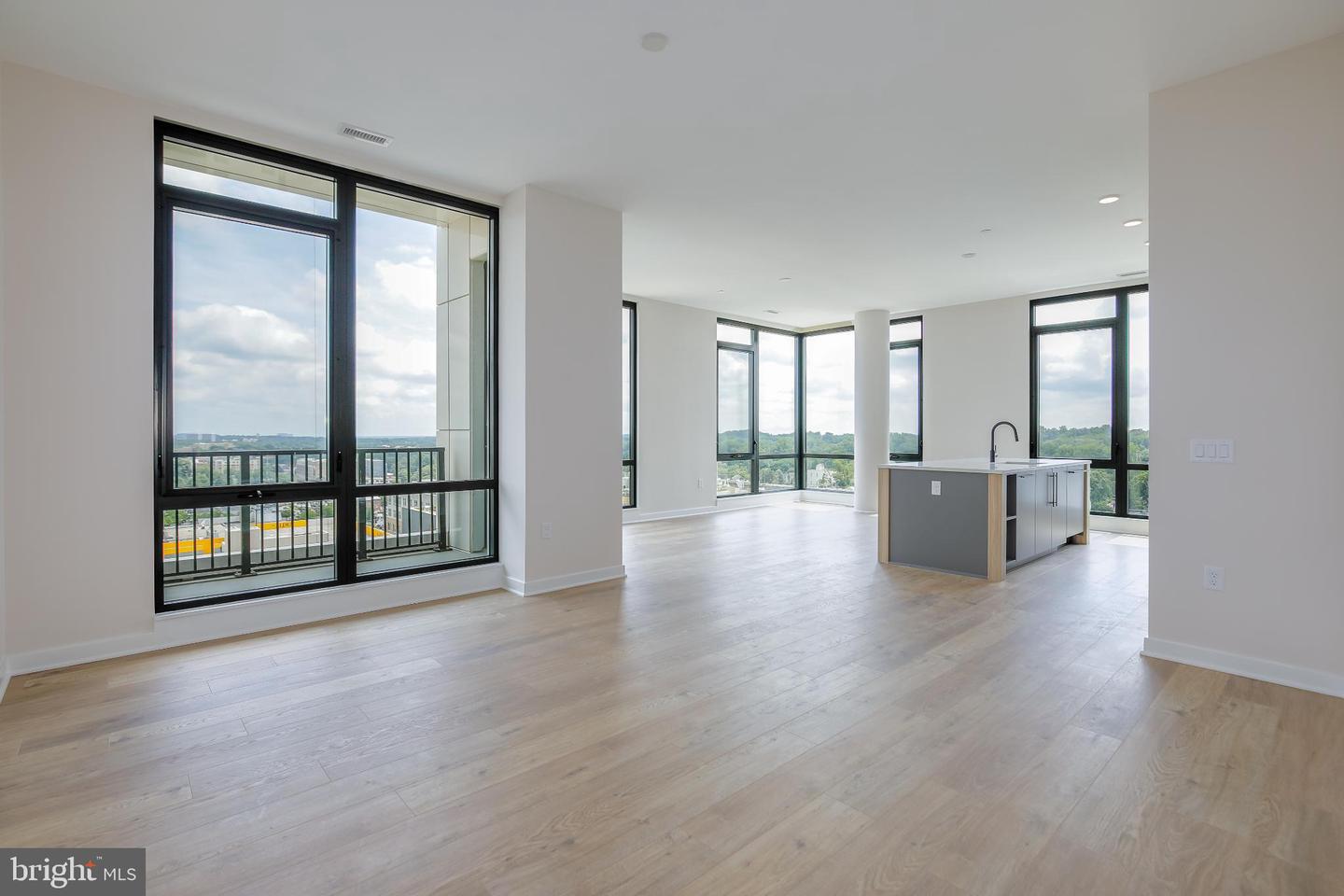 255 W. FALLS STATION BLVD #PH1, FALLS CHURCH, Virginia 22046, 3 Bedrooms Bedrooms, 6 Rooms Rooms,2 BathroomsBathrooms,Residential,For sale,255 W. FALLS STATION BLVD #PH1,VAFA2002242 MLS # VAFA2002242