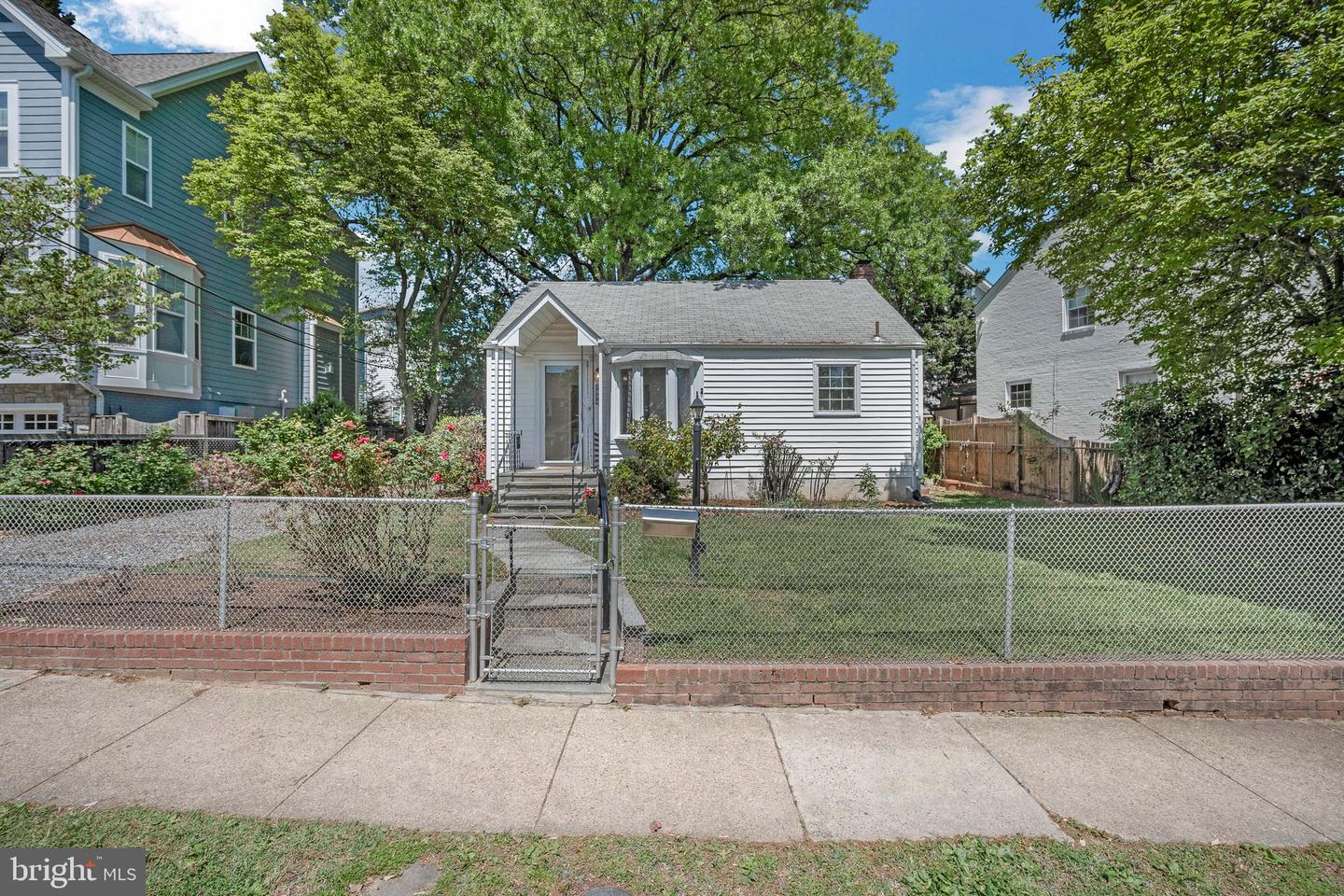 6105 26TH ST N, ARLINGTON, Virginia 22207, 3 Bedrooms Bedrooms, ,2 BathroomsBathrooms,Residential,For sale,6105 26TH ST N,VAAR2056342 MLS # VAAR2056342
