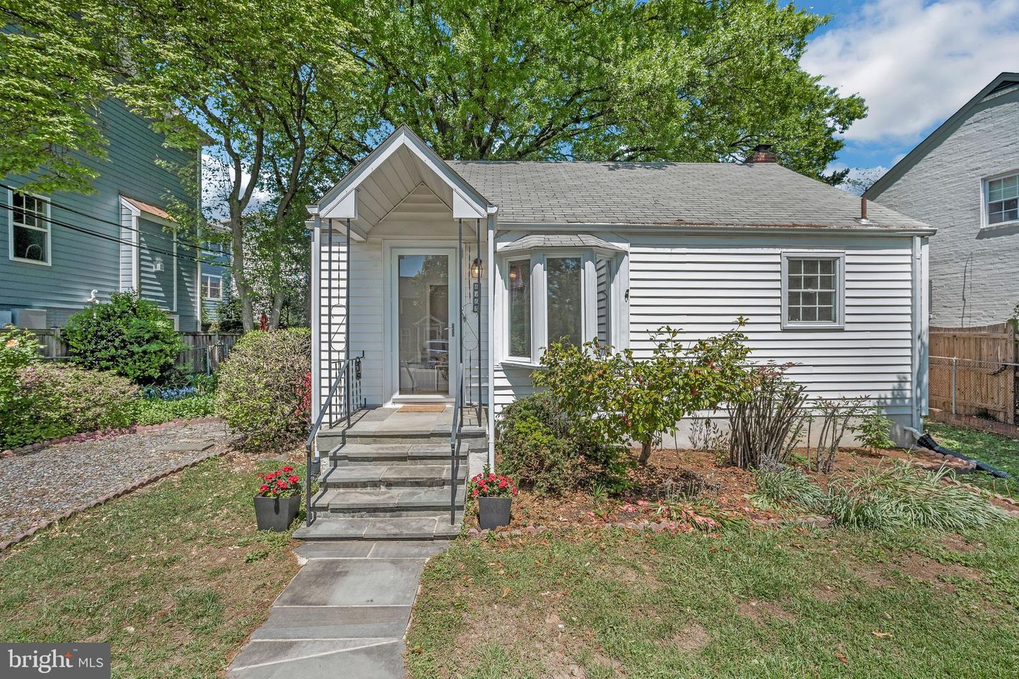 6105 26TH ST N, ARLINGTON, Virginia 22207, 3 Bedrooms Bedrooms, ,2 BathroomsBathrooms,Residential,For sale,6105 26TH ST N,VAAR2056342 MLS # VAAR2056342