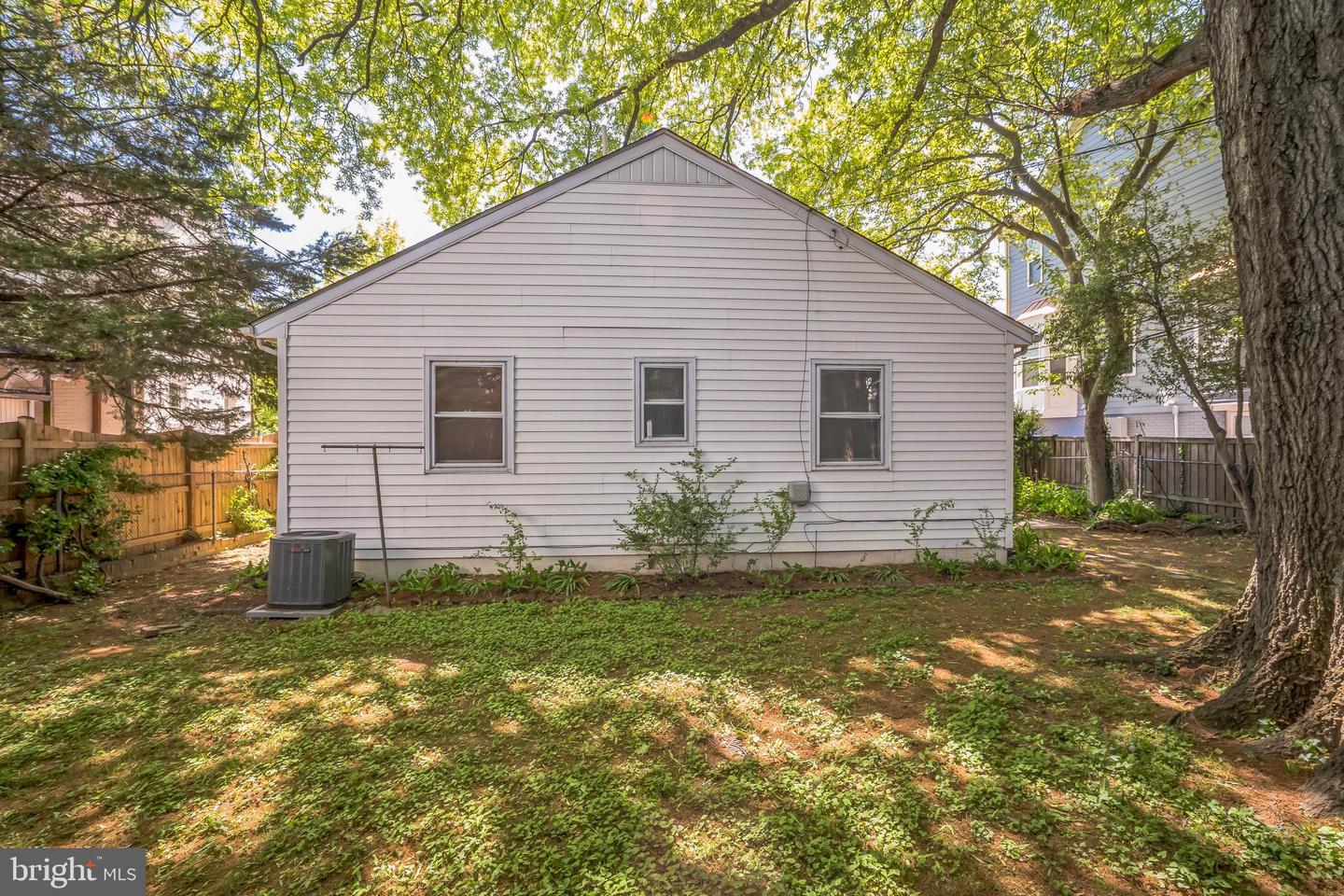6105 26TH ST N, ARLINGTON, Virginia 22207, 3 Bedrooms Bedrooms, ,2 BathroomsBathrooms,Residential,For sale,6105 26TH ST N,VAAR2056342 MLS # VAAR2056342