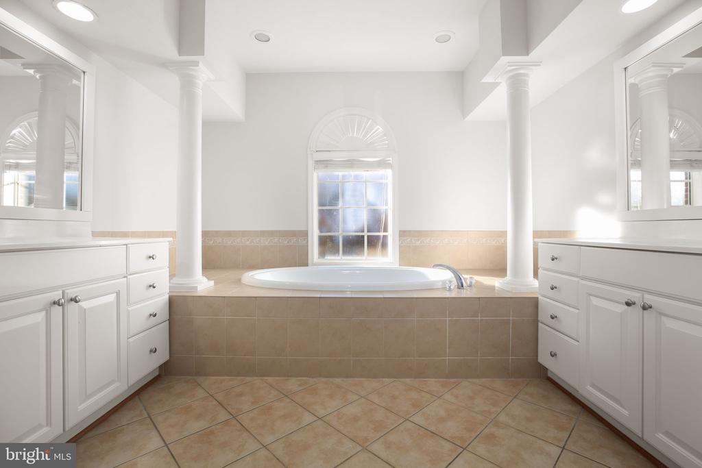 6617 BROAD CREEK OVERLOOK, FREDERICKSBURG, Virginia 22407, 4 Bedrooms Bedrooms, ,3 BathroomsBathrooms,Residential,6617 BROAD CREEK OVERLOOK,VASP2038386 MLS # VASP2038386