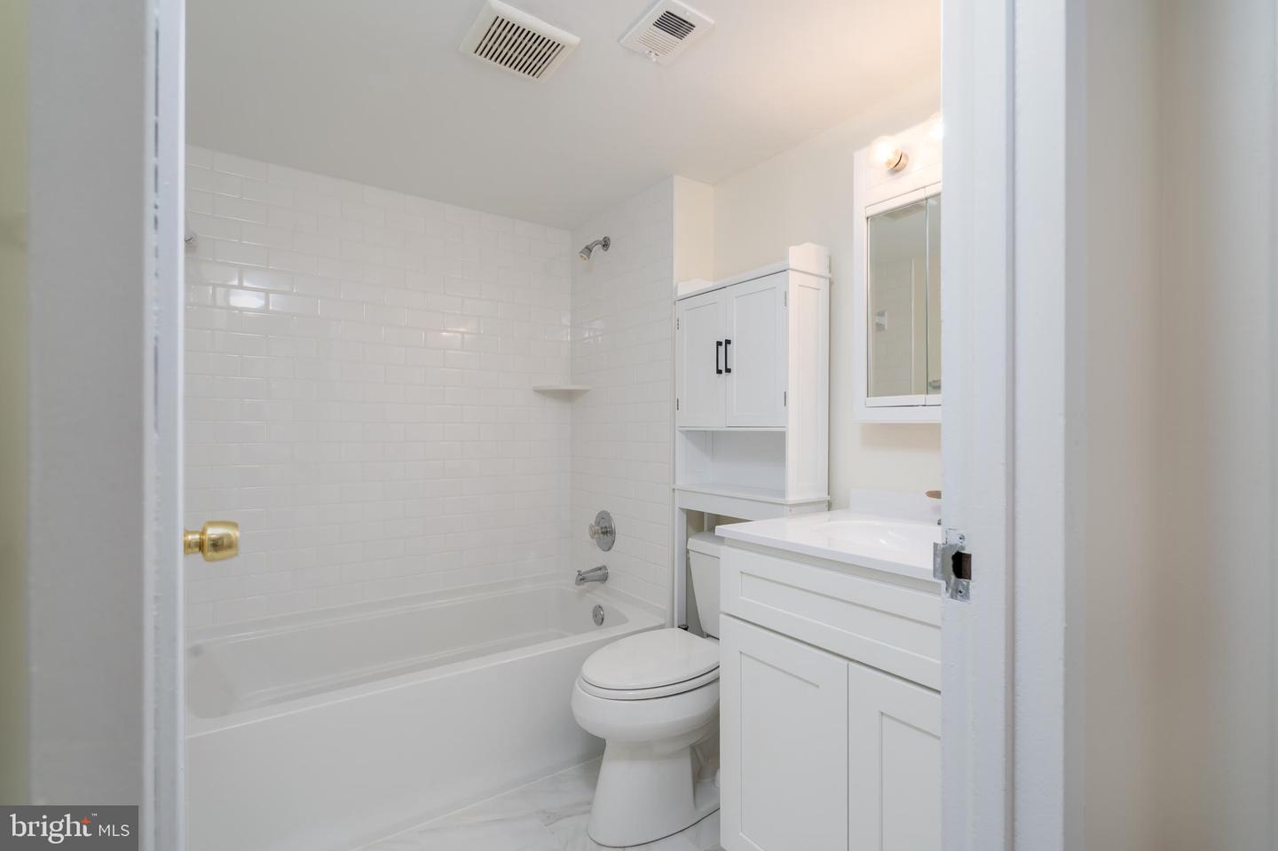 9713 KINGS CROWN CT #102, FAIRFAX, Virginia 22031, 2 Bedrooms Bedrooms, ,2 BathroomsBathrooms,Residential,For sale,9713 KINGS CROWN CT #102,VAFX2287068 MLS # VAFX2287068