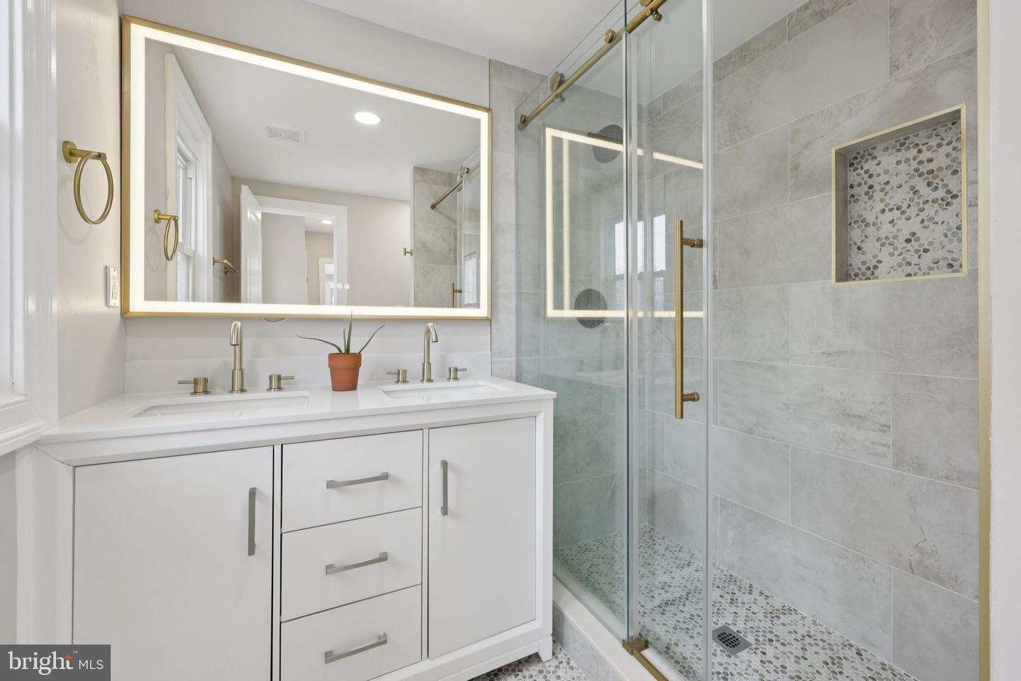 1335 MAPLE VIEW PL SE, WASHINGTON, District Of Columbia 20020, 5 Bedrooms Bedrooms, ,2 BathroomsBathrooms,Residential,For sale,1335 MAPLE VIEW PL SE,DCDC2243846 MLS # DCDC2243846 1335 MAPLE VIEW PL SE, WASHINGTON, District Of Columbia 20020, 5 Bedrooms Bedrooms, ,2 BathroomsBathrooms,Residential,For sale,1335 MAPLE VIEW PL SE,DCDC2243846 MLS # DCDC2243846