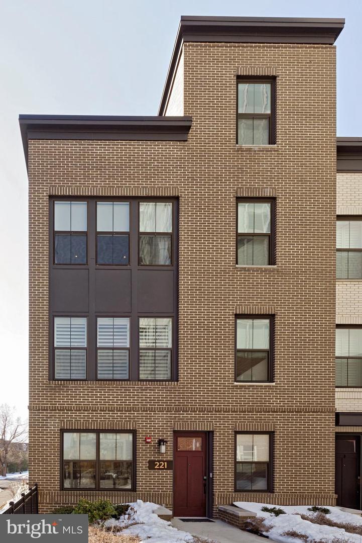 221 MONTGOMERY ST, ALEXANDRIA, Virginia 22314, 3 Bedrooms Bedrooms, ,3 BathroomsBathrooms,Residential,For sale,221 MONTGOMERY ST,VAAX2053822 MLS # VAAX2053822
