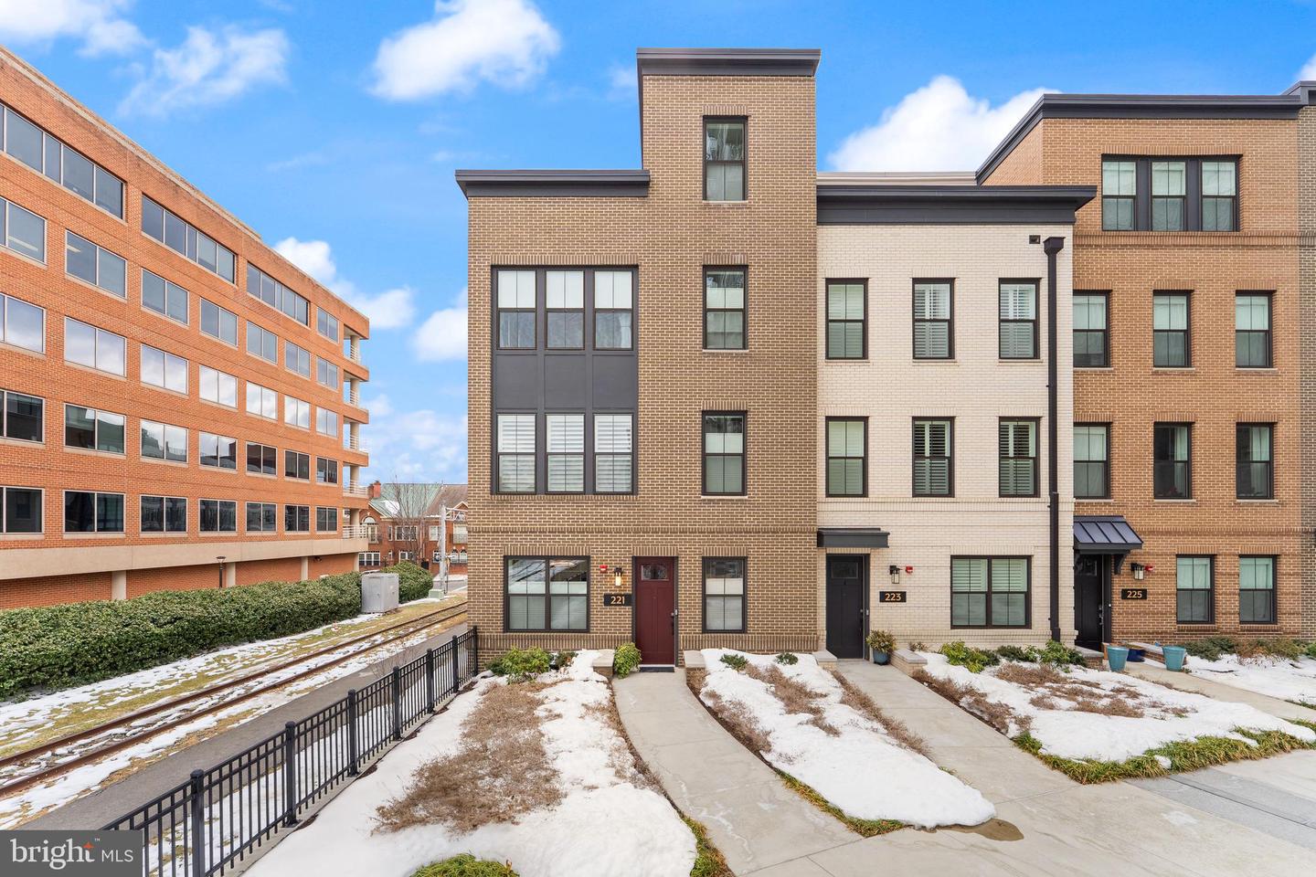 221 MONTGOMERY ST, ALEXANDRIA, Virginia 22314, 3 Bedrooms Bedrooms, ,3 BathroomsBathrooms,Residential,For sale,221 MONTGOMERY ST,VAAX2053822 MLS # VAAX2053822