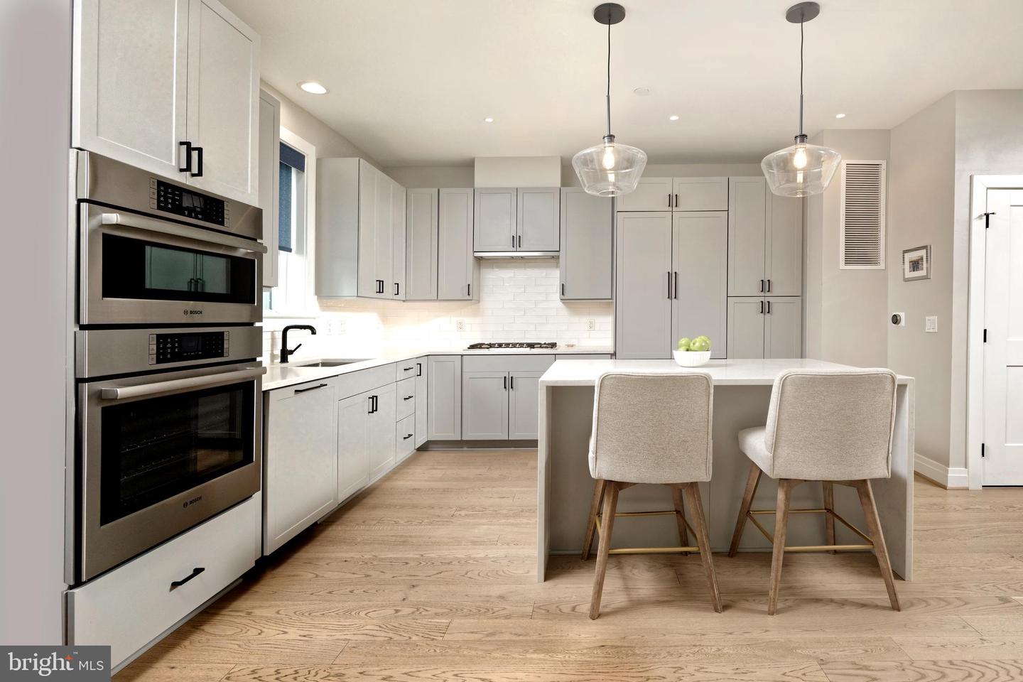 221 MONTGOMERY ST, ALEXANDRIA, Virginia 22314, 3 Bedrooms Bedrooms, ,3 BathroomsBathrooms,Residential,For sale,221 MONTGOMERY ST,VAAX2053822 MLS # VAAX2053822