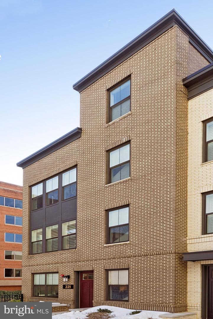 221 MONTGOMERY ST, ALEXANDRIA, Virginia 22314, 3 Bedrooms Bedrooms, ,3 BathroomsBathrooms,Residential,For sale,221 MONTGOMERY ST,VAAX2053822 MLS # VAAX2053822