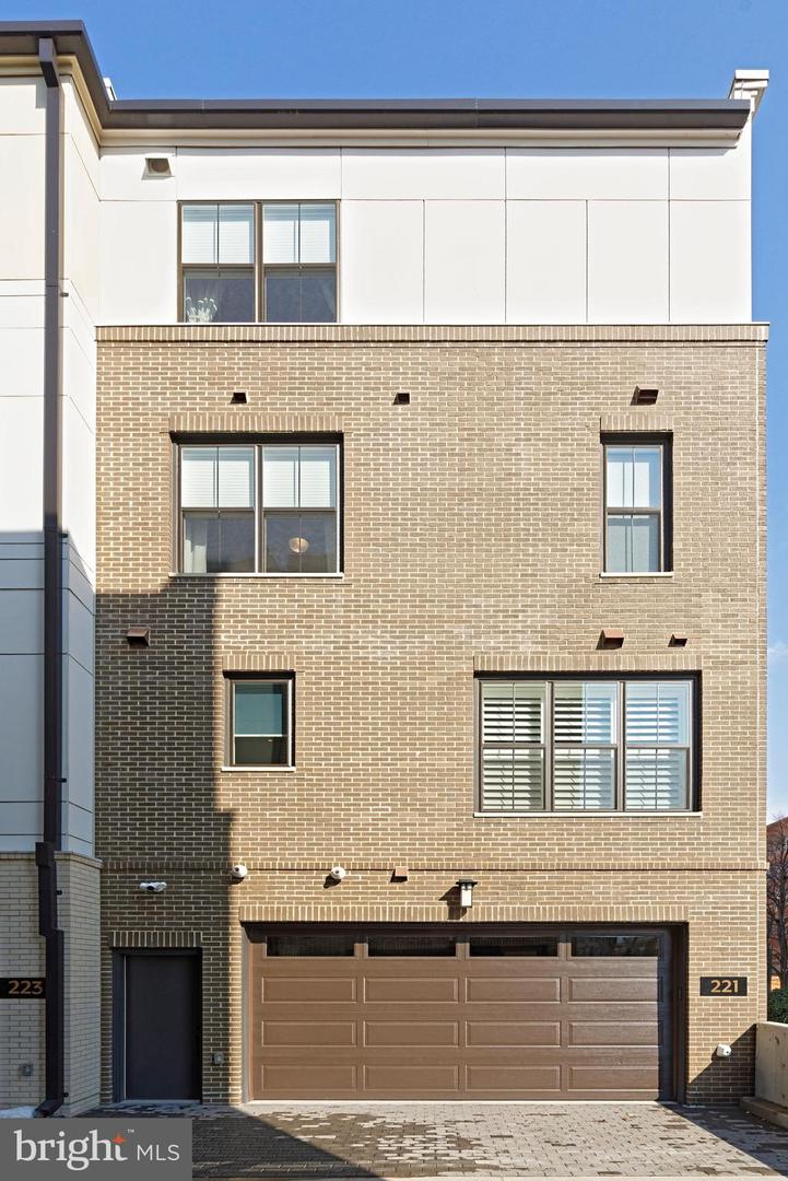 221 MONTGOMERY ST, ALEXANDRIA, Virginia 22314, 3 Bedrooms Bedrooms, ,3 BathroomsBathrooms,Residential,For sale,221 MONTGOMERY ST,VAAX2053822 MLS # VAAX2053822