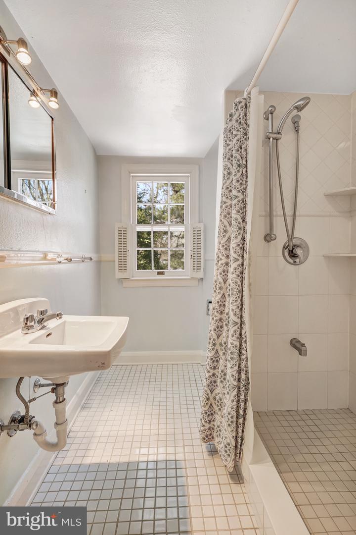 3916 MILITARY RD, ARLINGTON, Virginia 22207, 3 Bedrooms Bedrooms, ,3 BathroomsBathrooms,Residential,For sale,3916 MILITARY RD,VAAR2068652 MLS # VAAR2068652