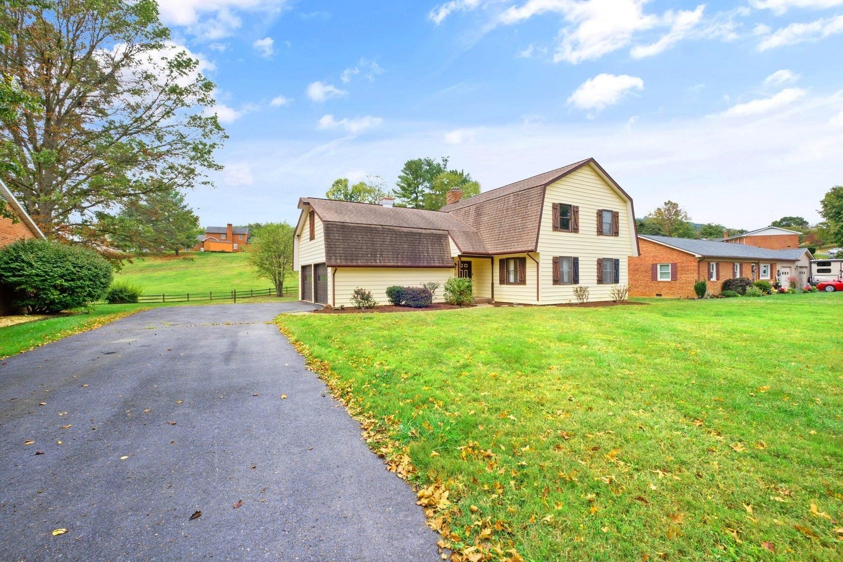 103 HOLLY HILL DR, BRIDGEWATER, Virginia 22812, 3 Bedrooms Bedrooms, ,2 BathroomsBathrooms,Residential,103 HOLLY HILL DR,673303 MLS # 673303