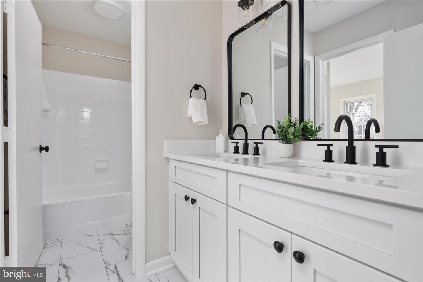 5 RAWLSTON CT, STERLING, Virginia 20165, 2 Bedrooms Bedrooms, ,2 BathroomsBathrooms,Residential,For sale,5 RAWLSTON CT,VALO2113394 MLS # VALO2113394