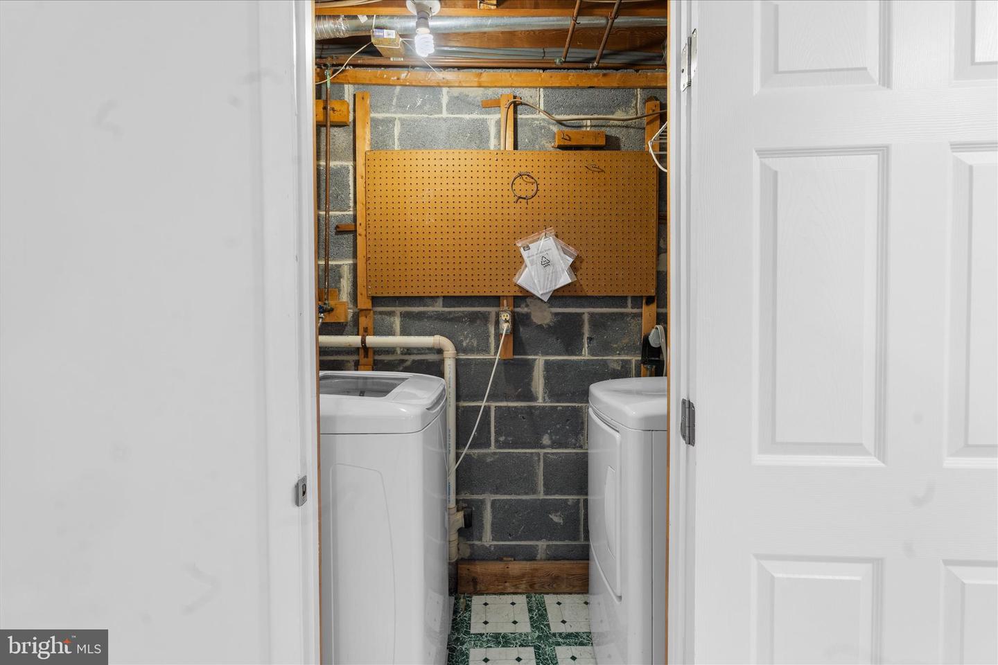 2402 WINDBREAK DR, ALEXANDRIA, Virginia 22306, 4 Bedrooms Bedrooms, ,2 BathroomsBathrooms,Residential,For sale,2402 WINDBREAK DR,VAFX2286540 MLS # VAFX2286540