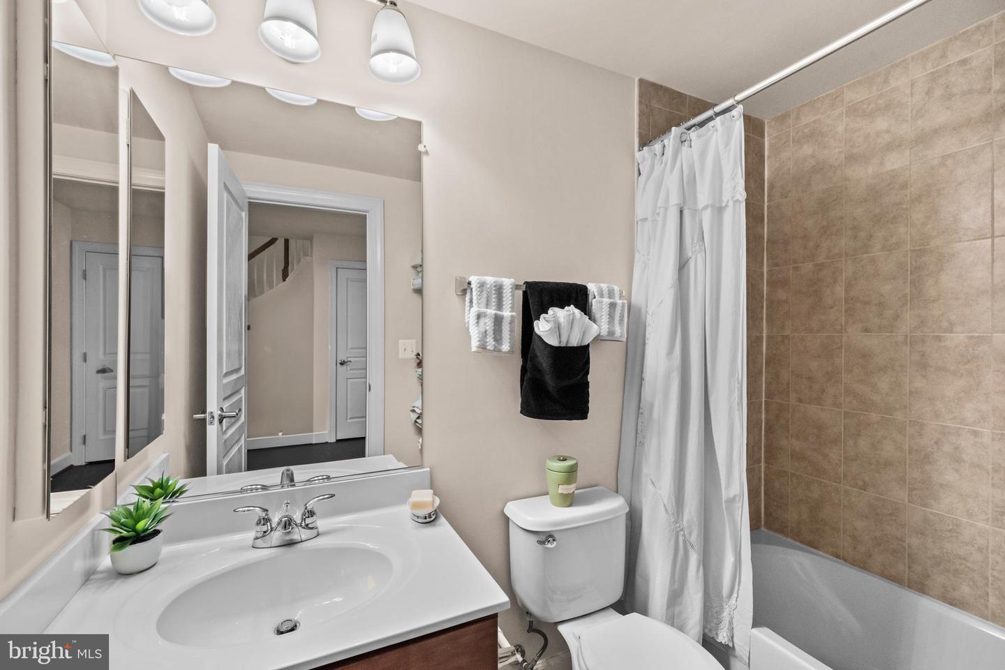 2613 S KENMORE CT, ARLINGTON, Virginia 22206, 3 Bedrooms Bedrooms, 11 Rooms Rooms,3 BathroomsBathrooms,Residential,For sale,2613 S KENMORE CT,VAAR2068444 MLS # VAAR2068444