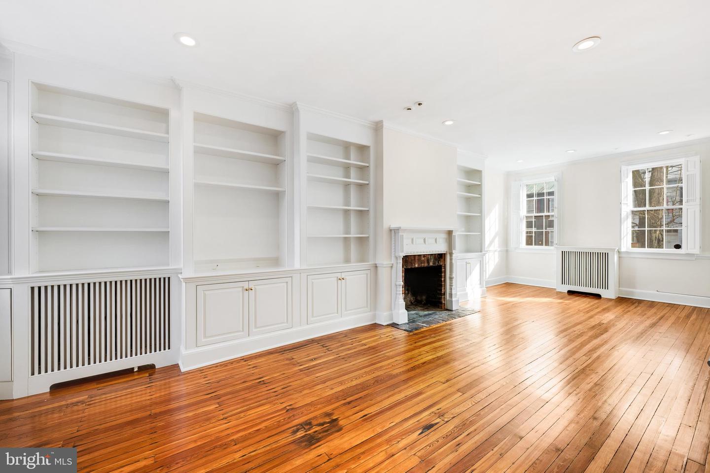 409 S LEE ST, ALEXANDRIA, Virginia 22314, 3 Bedrooms Bedrooms, ,2 BathroomsBathrooms,Residential,For sale,409 S LEE ST,VAAX2053942 MLS # VAAX2053942