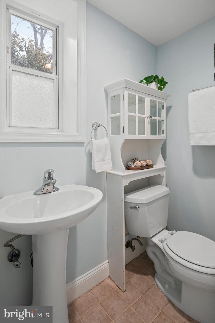 4802 20TH PL N, ARLINGTON, Virginia 22207, 4 Bedrooms Bedrooms, ,2 BathroomsBathrooms,Residential,For sale,4802 20TH PL N,VAAR2068820 MLS # VAAR2068820