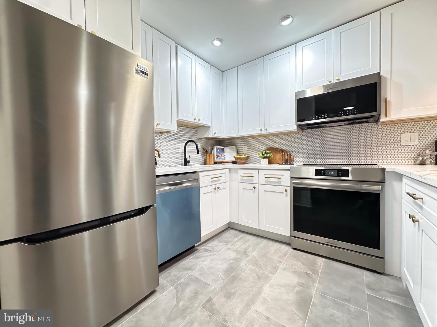 3245 RIO #206, FALLS CHURCH, Virginia 22041, 2 Bedrooms Bedrooms, 4 Rooms Rooms,1 BathroomBathrooms,Residential,For sale,3245 RIO #206,VAFX2291196 MLS # VAFX2291196