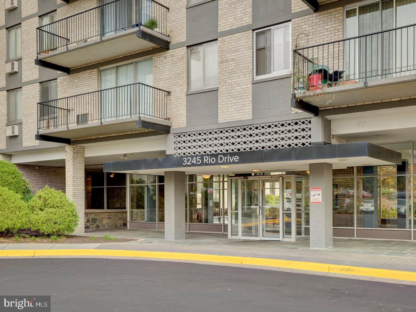 3245 RIO #206, FALLS CHURCH, Virginia 22041, 2 Bedrooms Bedrooms, 4 Rooms Rooms,1 BathroomBathrooms,Residential,For sale,3245 RIO #206,VAFX2291196 MLS # VAFX2291196