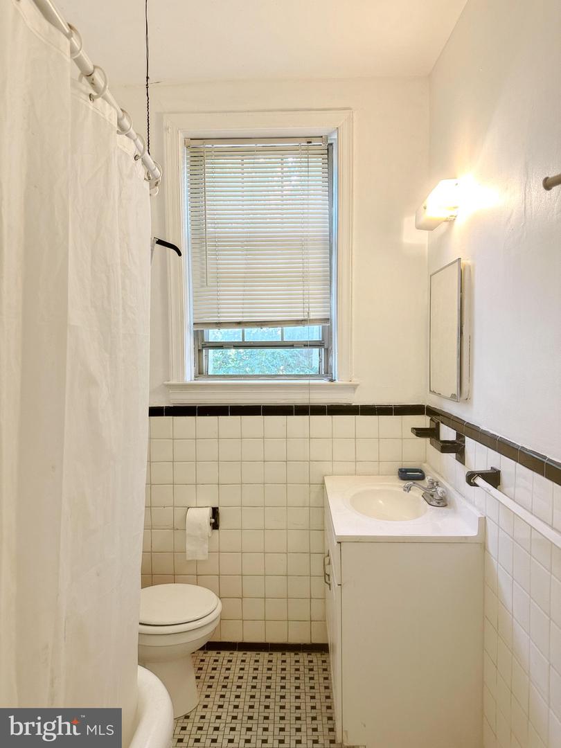 1404 TUCKERMAN ST NW #202, WASHINGTON, District Of Columbia 20011, 1 Bedroom Bedrooms, ,1 BathroomBathrooms,Residential,For sale,1404 TUCKERMAN ST NW #202,DCDC2205698 MLS # DCDC2205698