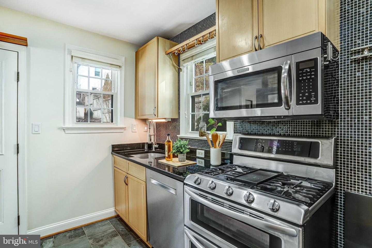 2708 SYCAMORE ST, ALEXANDRIA, Virginia 22305, 2 Bedrooms Bedrooms, ,2 BathroomsBathrooms,Residential,For sale,2708 SYCAMORE ST,VAAX2052128 MLS # VAAX2052128