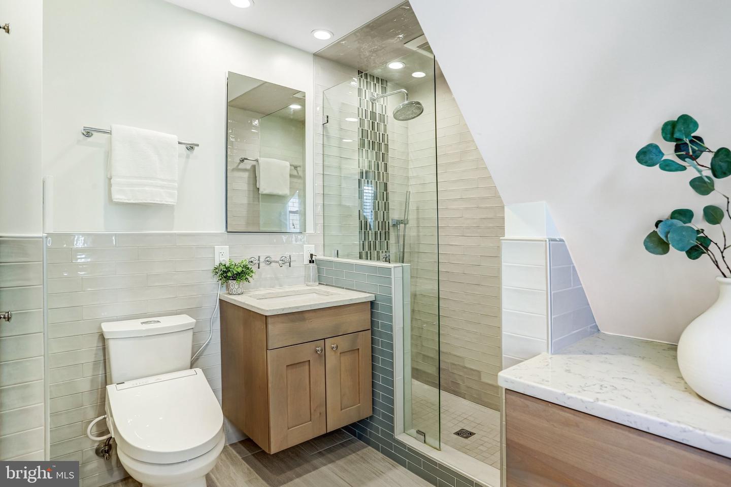 2708 SYCAMORE ST, ALEXANDRIA, Virginia 22305, 2 Bedrooms Bedrooms, ,2 BathroomsBathrooms,Residential,For sale,2708 SYCAMORE ST,VAAX2052128 MLS # VAAX2052128