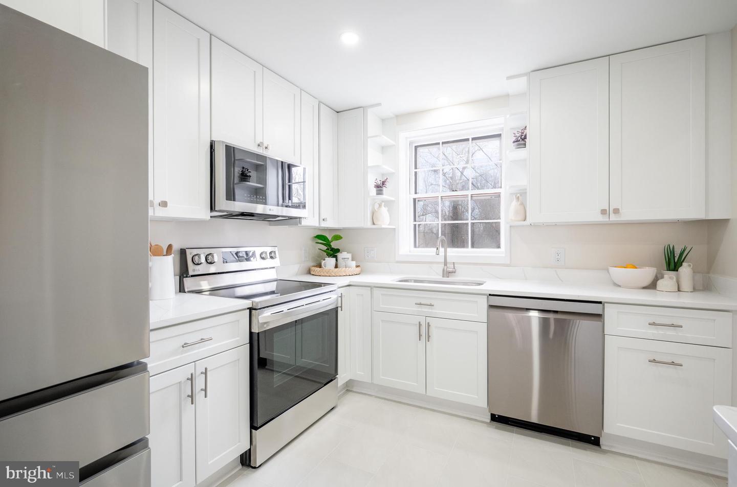 909 S LEE ST, ALEXANDRIA, Virginia 22314, 3 Bedrooms Bedrooms, ,2 BathroomsBathrooms,Residential,For sale,909 S LEE ST,VAAX2052462 MLS # VAAX2052462