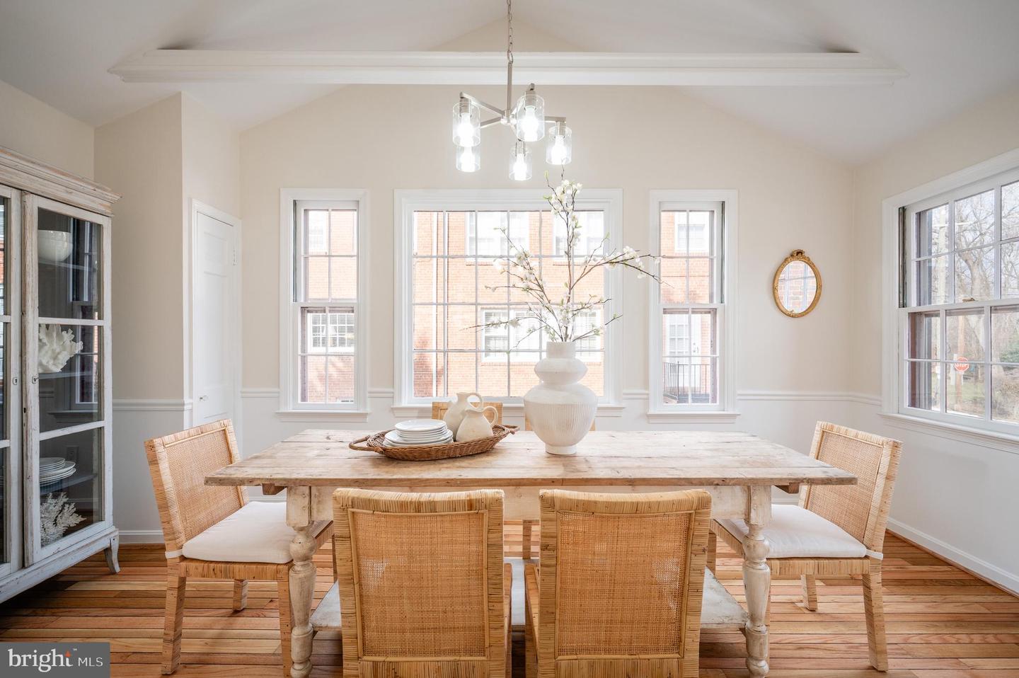 909 S LEE ST, ALEXANDRIA, Virginia 22314, 3 Bedrooms Bedrooms, ,2 BathroomsBathrooms,Residential,For sale,909 S LEE ST,VAAX2052462 MLS # VAAX2052462