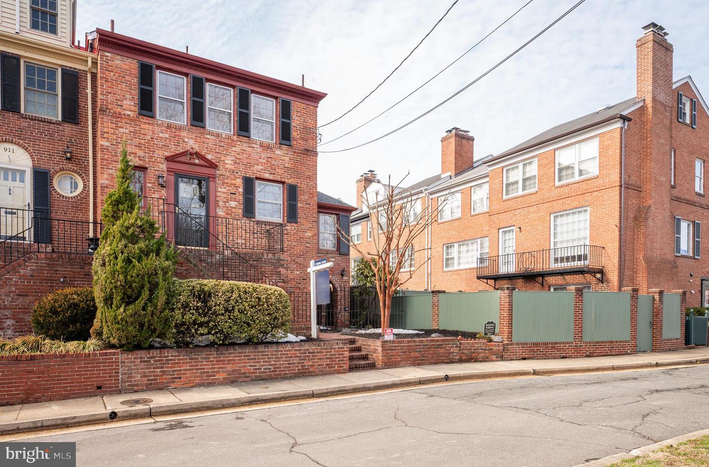 909 S LEE ST, ALEXANDRIA, Virginia 22314, 3 Bedrooms Bedrooms, ,2 BathroomsBathrooms,Residential,For sale,909 S LEE ST,VAAX2052462 MLS # VAAX2052462