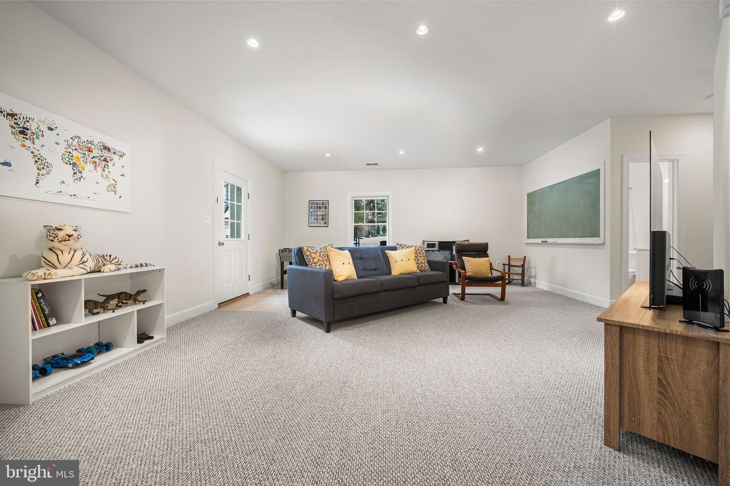 6907 30TH ST N, ARLINGTON, Virginia 22213, 5 Bedrooms Bedrooms, 19 Rooms Rooms,4 BathroomsBathrooms,Residential,For sale,6907 30TH ST N,VAAR2067292 MLS # VAAR2067292