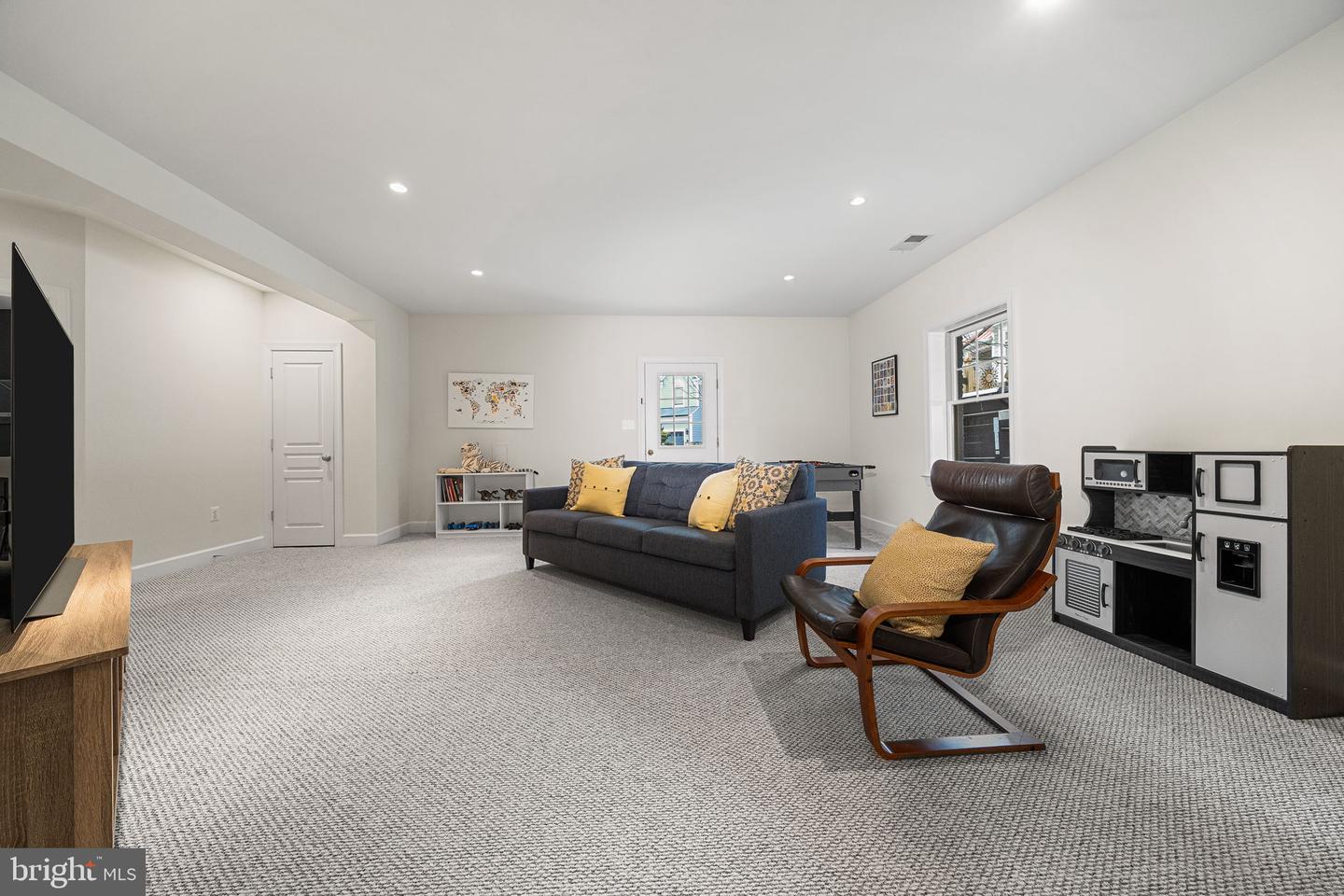 6907 30TH ST N, ARLINGTON, Virginia 22213, 5 Bedrooms Bedrooms, 19 Rooms Rooms,4 BathroomsBathrooms,Residential,For sale,6907 30TH ST N,VAAR2067292 MLS # VAAR2067292