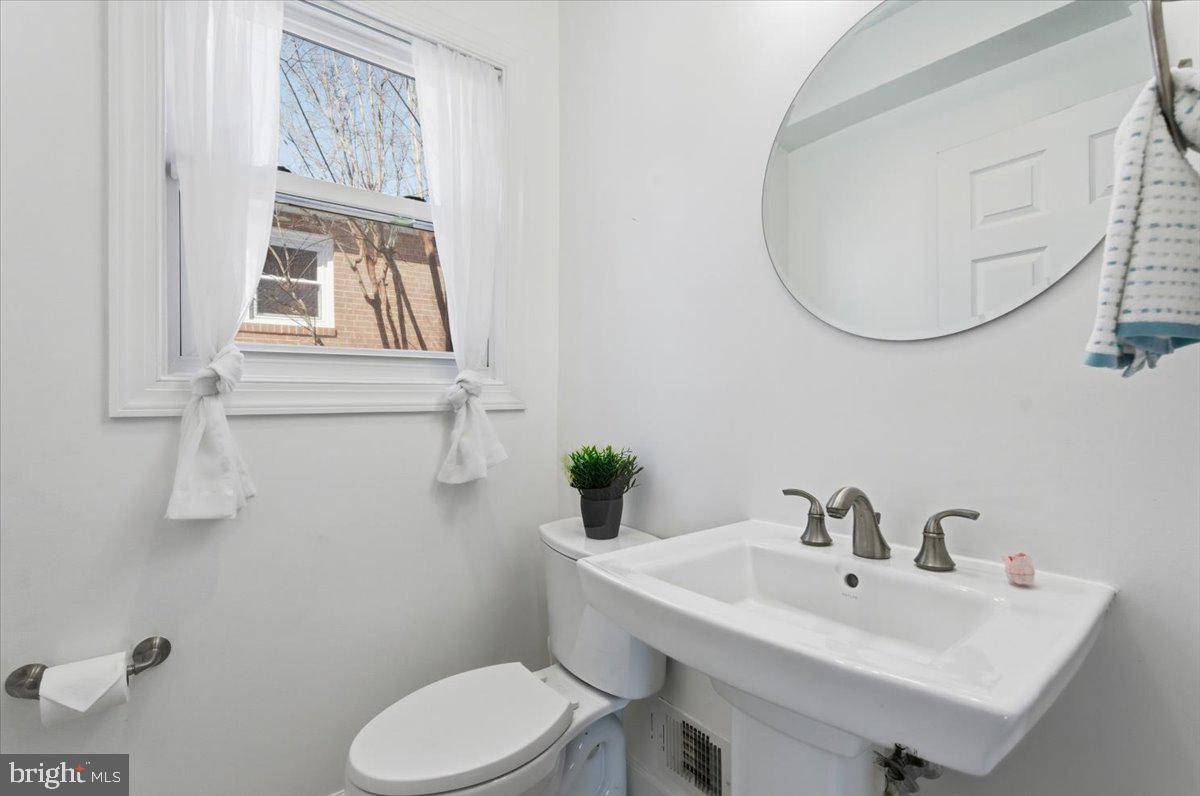 2231 N CULPEPER ST N, ARLINGTON, Virginia 22207, 3 Bedrooms Bedrooms, ,2 BathroomsBathrooms,Residential,For sale,2231 N CULPEPER ST N,VAAR2067926 MLS # VAAR2067926