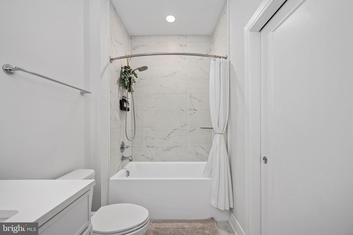 625 SLATERS LANE #404, ALEXANDRIA, Virginia 22314, 1 Bedroom Bedrooms, ,1 BathroomBathrooms,Residential,For sale,625 SLATERS LANE #404,VAAX2053360 MLS # VAAX2053360