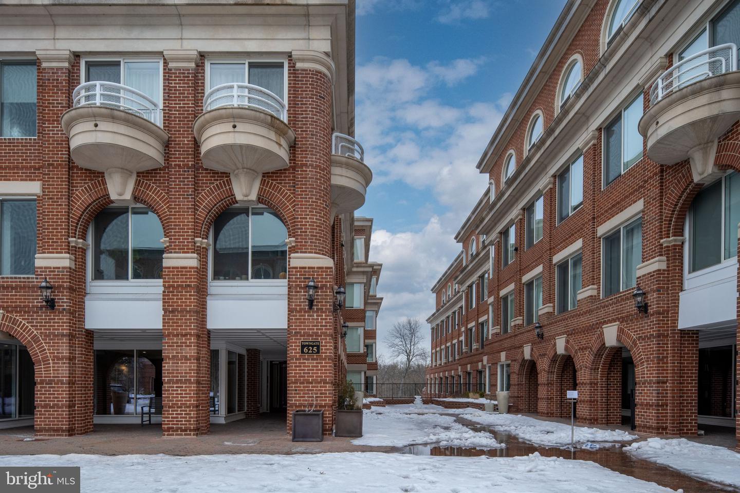 625 SLATERS LANE #404, ALEXANDRIA, Virginia 22314, 1 Bedroom Bedrooms, ,1 BathroomBathrooms,Residential,For sale,625 SLATERS LANE #404,VAAX2053360 MLS # VAAX2053360