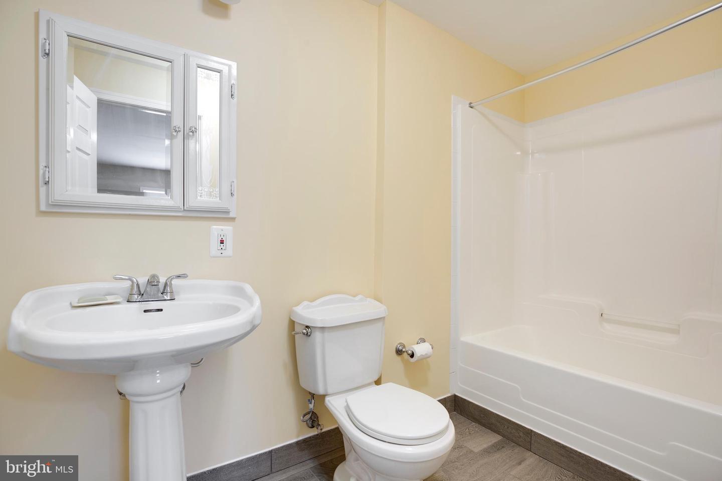 6185 SNOWHILL CT, CENTREVILLE, Virginia 20120, 5 Bedrooms Bedrooms, ,3 BathroomsBathrooms,Residential,For sale,6185 SNOWHILL CT,VAFX2287140 MLS # VAFX2287140