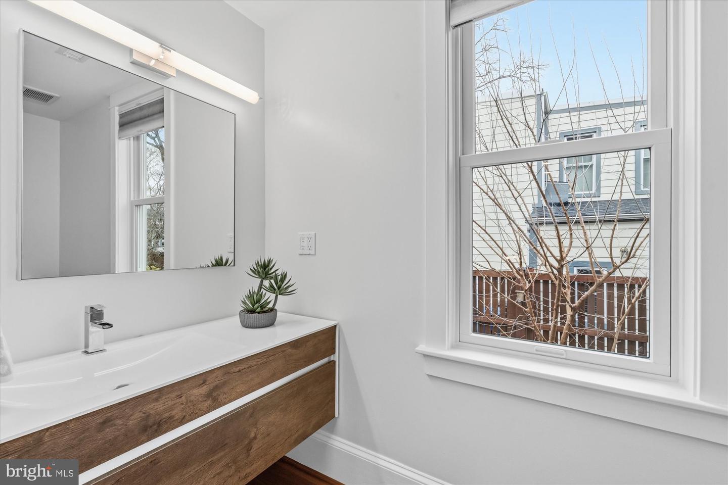 106 E OXFORD AVE, ALEXANDRIA, Virginia 22301, 3 Bedrooms Bedrooms, ,3 BathroomsBathrooms,Residential,For sale,106 E OXFORD AVE,VAAX2053474 MLS # VAAX2053474