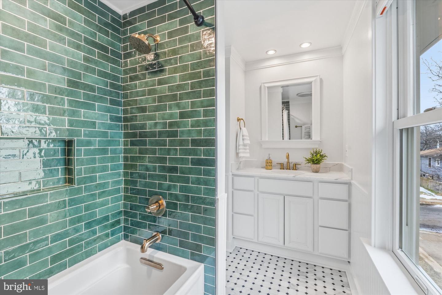 106 E OXFORD AVE, ALEXANDRIA, Virginia 22301, 3 Bedrooms Bedrooms, ,3 BathroomsBathrooms,Residential,For sale,106 E OXFORD AVE,VAAX2053474 MLS # VAAX2053474