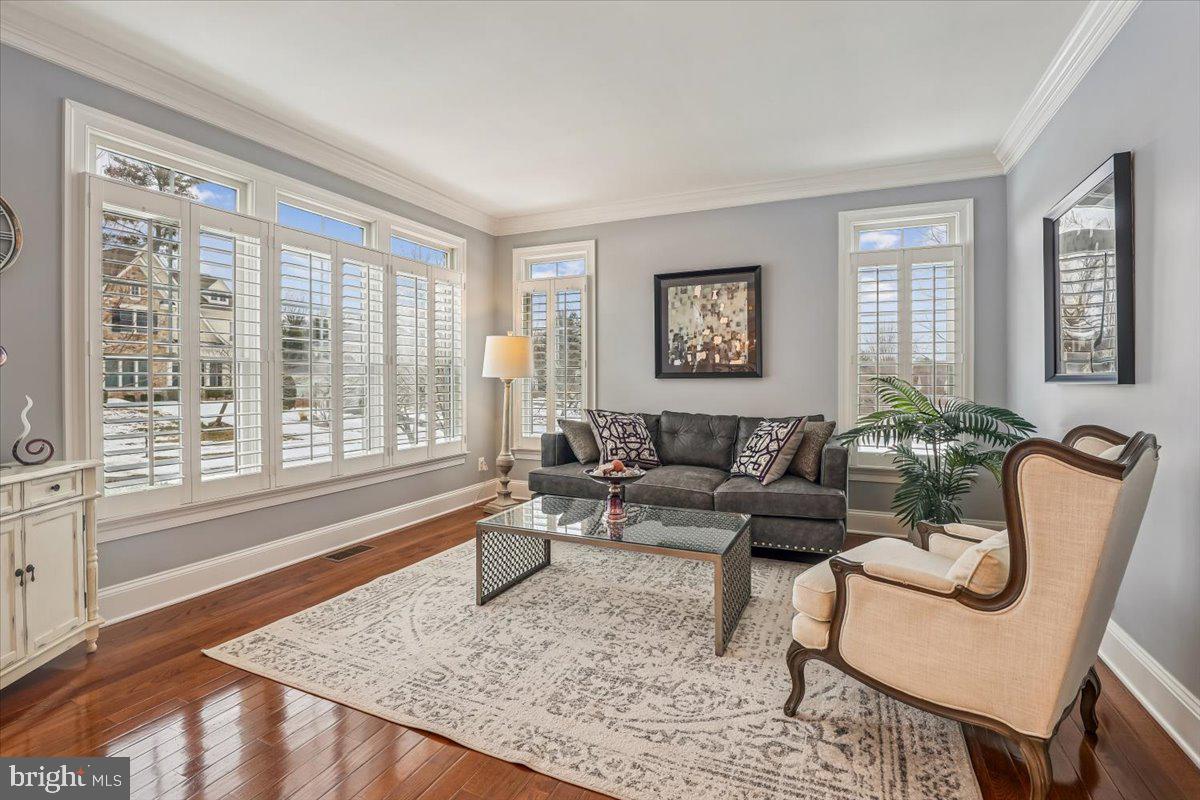 10321 LYNCH LN, OAKTON, Virginia 22124, 5 Bedrooms Bedrooms, ,4 BathroomsBathrooms,Residential,For sale,10321 LYNCH LN,VAFX2287752 MLS # VAFX2287752