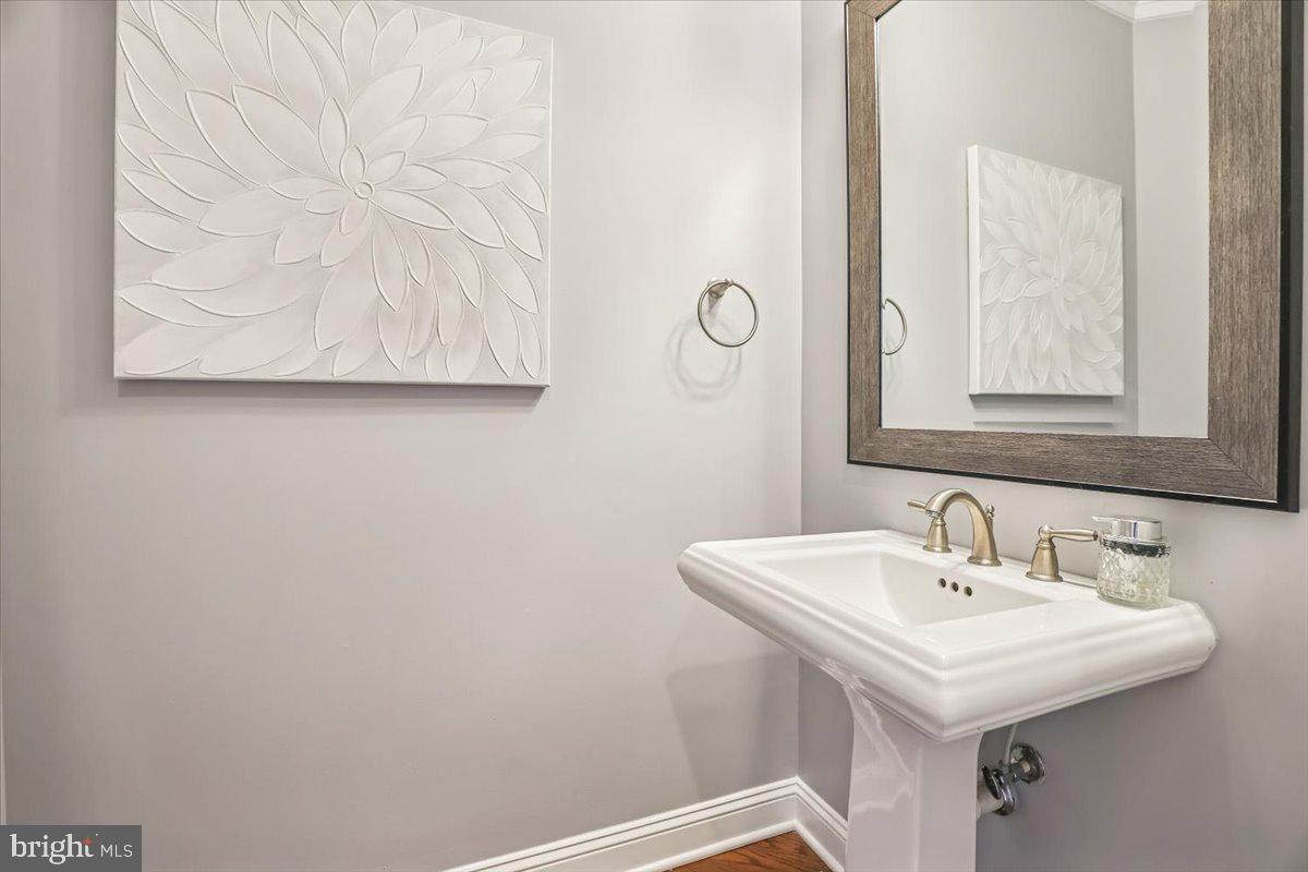 10321 LYNCH LN, OAKTON, Virginia 22124, 5 Bedrooms Bedrooms, ,4 BathroomsBathrooms,Residential,For sale,10321 LYNCH LN,VAFX2287752 MLS # VAFX2287752