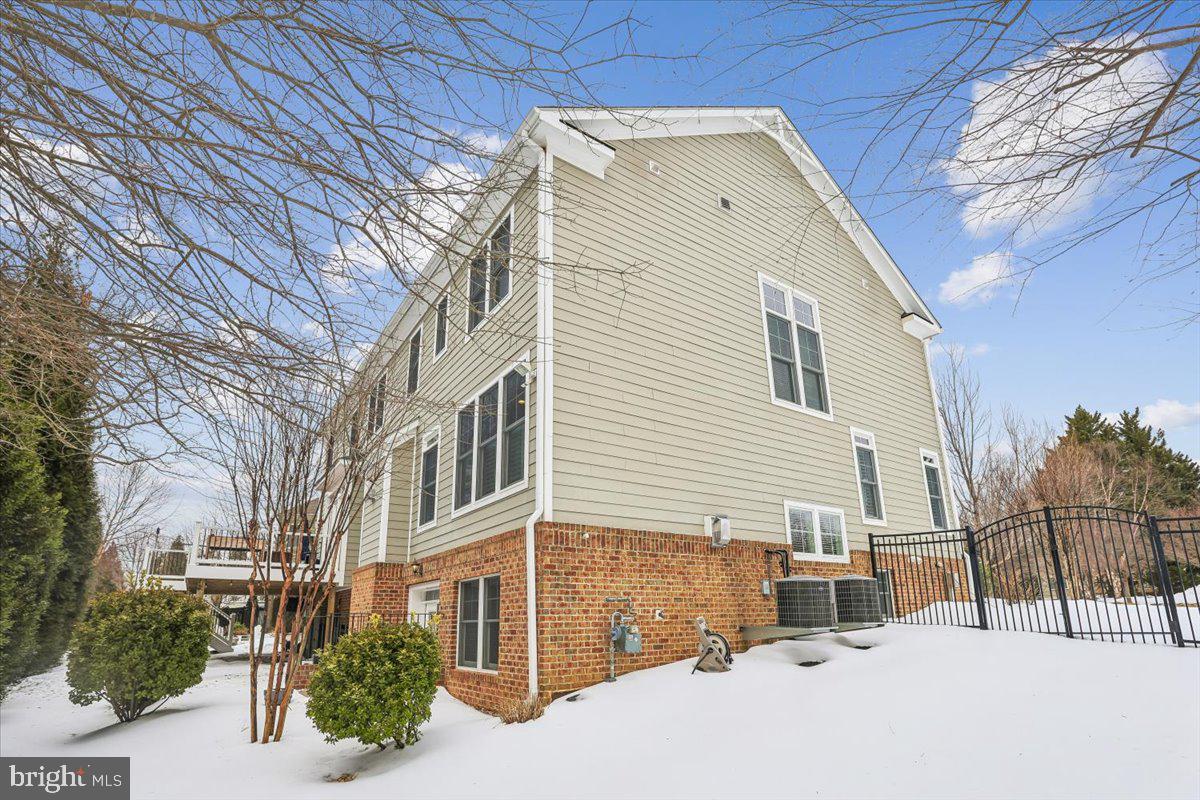 10321 LYNCH LN, OAKTON, Virginia 22124, 5 Bedrooms Bedrooms, ,4 BathroomsBathrooms,Residential,For sale,10321 LYNCH LN,VAFX2287752 MLS # VAFX2287752