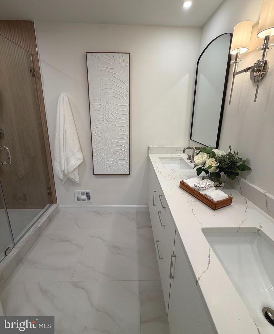 6634 MADISON MCLEAN DR, MCLEAN, Virginia 22101, 3 Bedrooms Bedrooms, ,3 BathroomsBathrooms,Residential,For sale,6634 MADISON MCLEAN DR,VAFX2288710 MLS # VAFX2288710