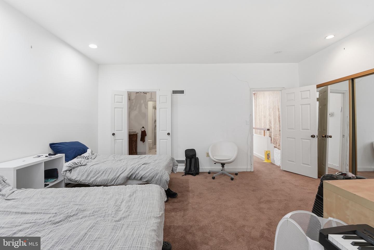 2211 WASHINGTON CIR NW, WASHINGTON, District Of Columbia 20037, 3 Bedrooms Bedrooms, ,3 BathroomsBathrooms,Residential,For sale,2211 WASHINGTON CIR NW,DCDC2244378 MLS # DCDC2244378