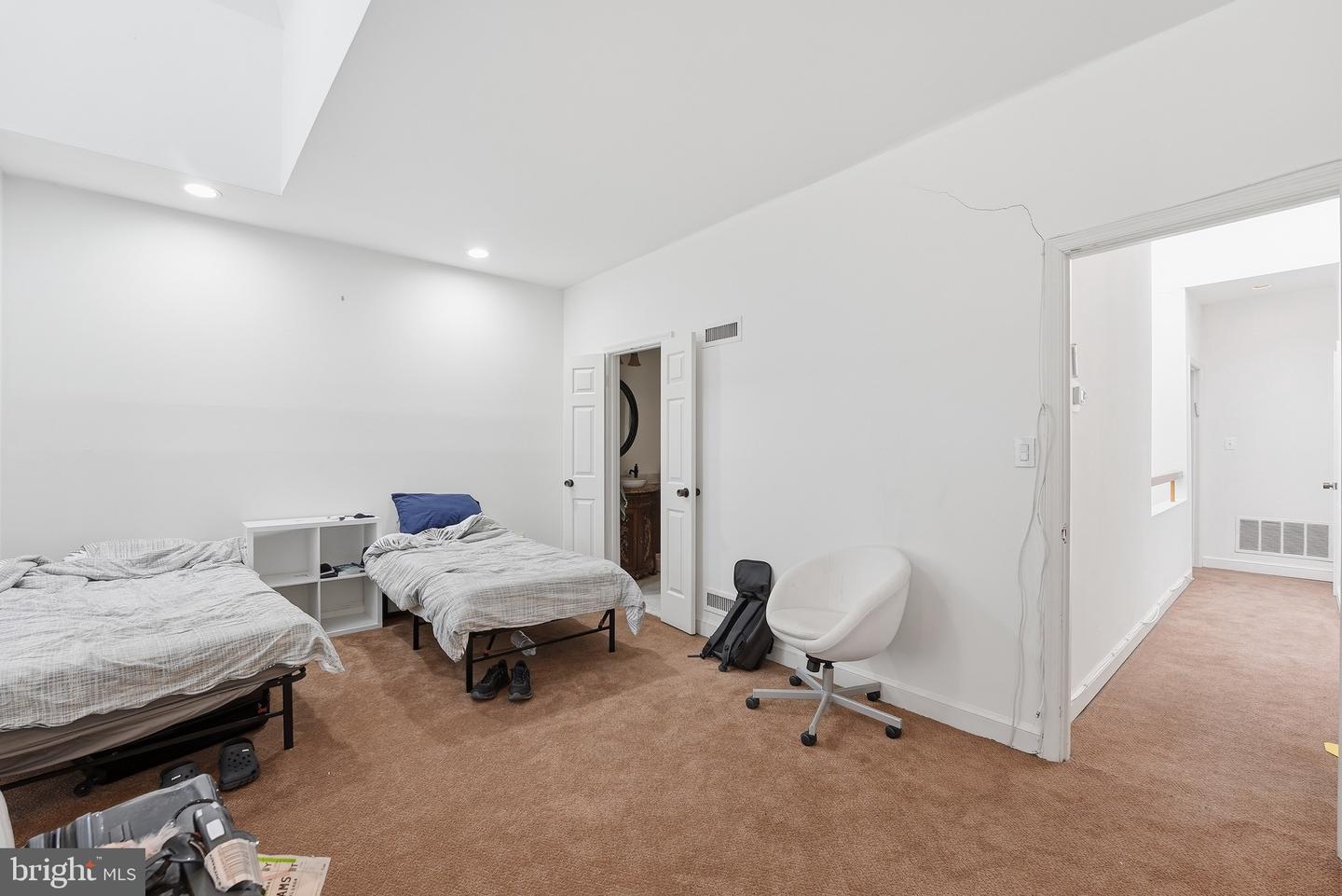 2211 WASHINGTON CIR NW, WASHINGTON, District Of Columbia 20037, 3 Bedrooms Bedrooms, ,3 BathroomsBathrooms,Residential,For sale,2211 WASHINGTON CIR NW,DCDC2244378 MLS # DCDC2244378