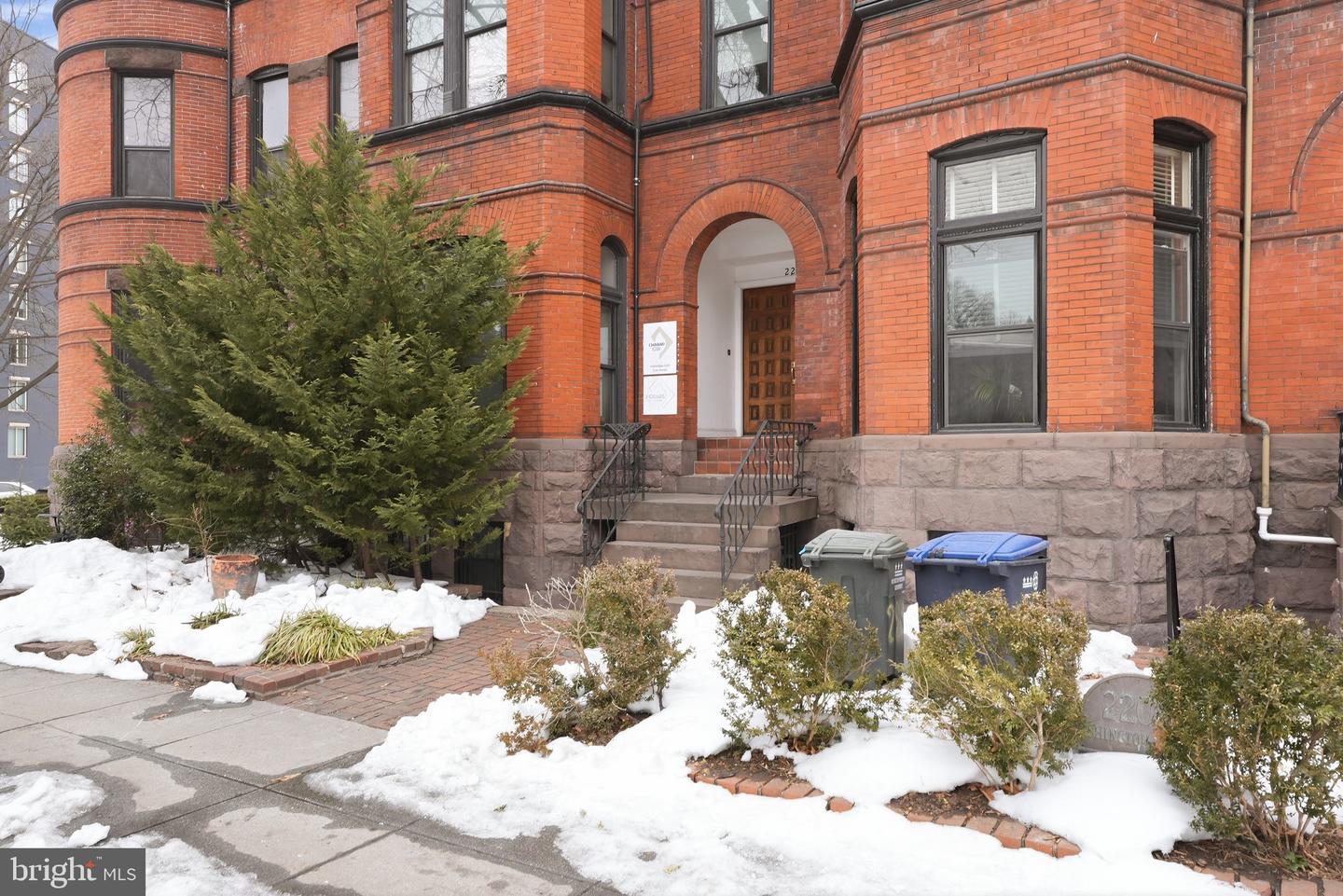 2211 WASHINGTON CIR NW, WASHINGTON, District Of Columbia 20037, 3 Bedrooms Bedrooms, ,3 BathroomsBathrooms,Residential,For sale,2211 WASHINGTON CIR NW,DCDC2244378 MLS # DCDC2244378