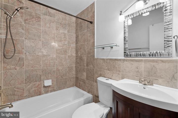 14895 LAMBETH SQ, CENTREVILLE, Virginia 20120, 3 Bedrooms Bedrooms, 6 Rooms Rooms,2 BathroomsBathrooms,Residential,For sale,14895 LAMBETH SQ,VAFX2288904 MLS # VAFX2288904