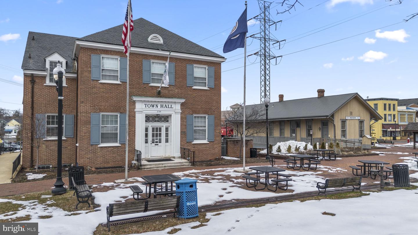 12017 SUGARLAND VALLEY DR, HERNDON, Virginia 20170, 5 Bedrooms Bedrooms, ,3 BathroomsBathrooms,Residential,For sale,12017 SUGARLAND VALLEY DR,VAFX2290138 MLS # VAFX2290138