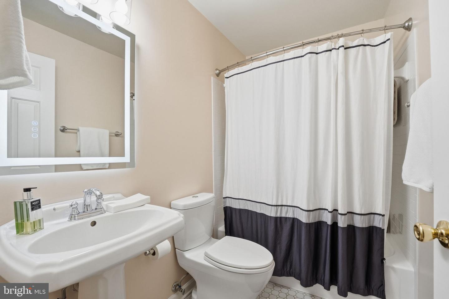 1566-B WESTMORELAND ST, MCLEAN, Virginia 22101, 3 Bedrooms Bedrooms, ,2 BathroomsBathrooms,Residential,For sale,1566-B WESTMORELAND ST,VAFX2290312 MLS # VAFX2290312 1566-B WESTMORELAND ST, MCLEAN, Virginia 22101, 3 Bedrooms Bedrooms, ,2 BathroomsBathrooms,Residential,For sale,1566-B WESTMORELAND ST,VAFX2290312 MLS # VAFX2290312