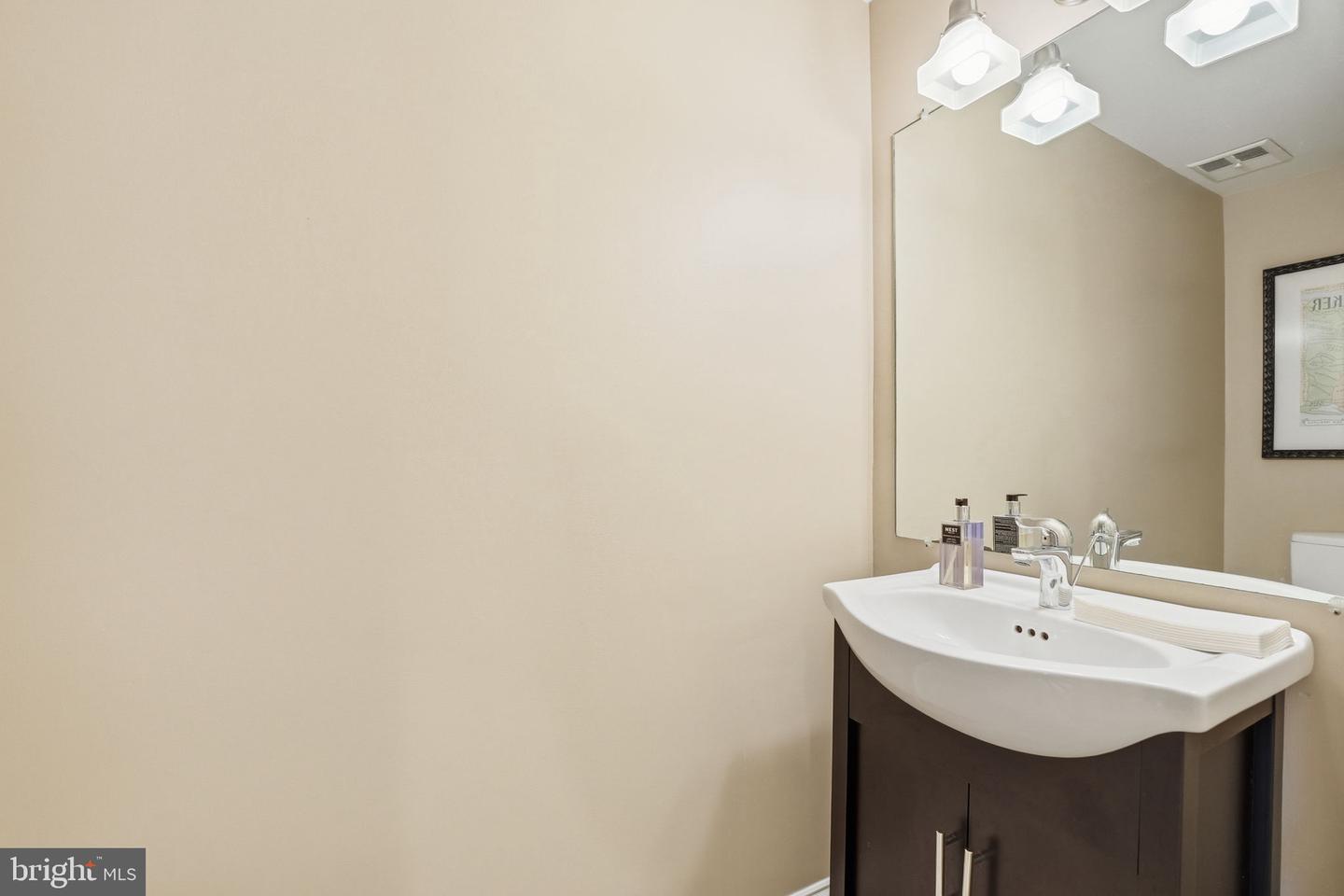 1566-B WESTMORELAND ST, MCLEAN, Virginia 22101, 3 Bedrooms Bedrooms, ,2 BathroomsBathrooms,Residential,For sale,1566-B WESTMORELAND ST,VAFX2290312 MLS # VAFX2290312 1566-B WESTMORELAND ST, MCLEAN, Virginia 22101, 3 Bedrooms Bedrooms, ,2 BathroomsBathrooms,Residential,For sale,1566-B WESTMORELAND ST,VAFX2290312 MLS # VAFX2290312